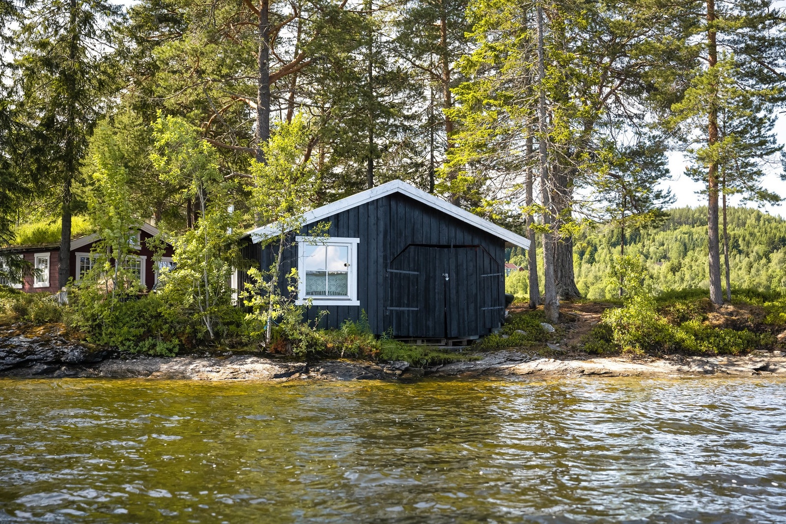 Godt med lagrinsplass her, samt soverom, bad og toalett Galleribilde
