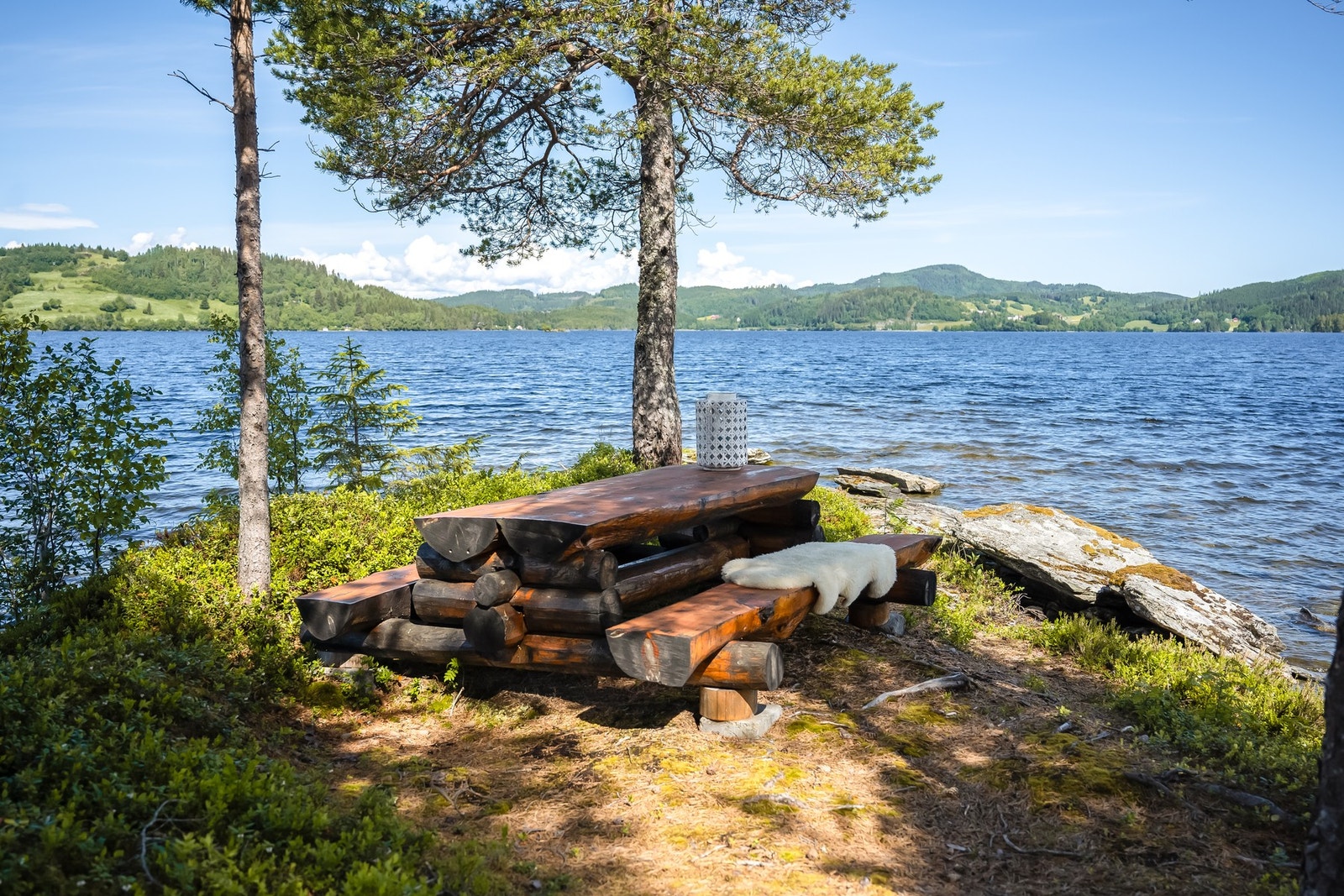 ytterst på odden er det et stort og medfølgende trebord. Galleribilde