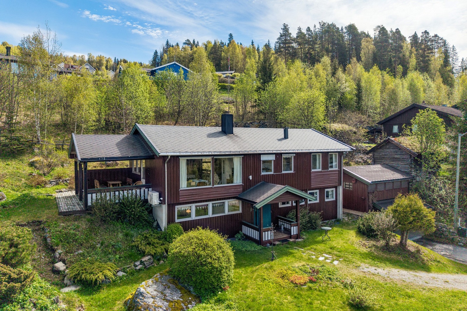 Området er familievennlig og tilbyr nærhet til barnehager, skoler og gode fritidstilbud som Valdres storhall og Valdreshallen. Galleribilde