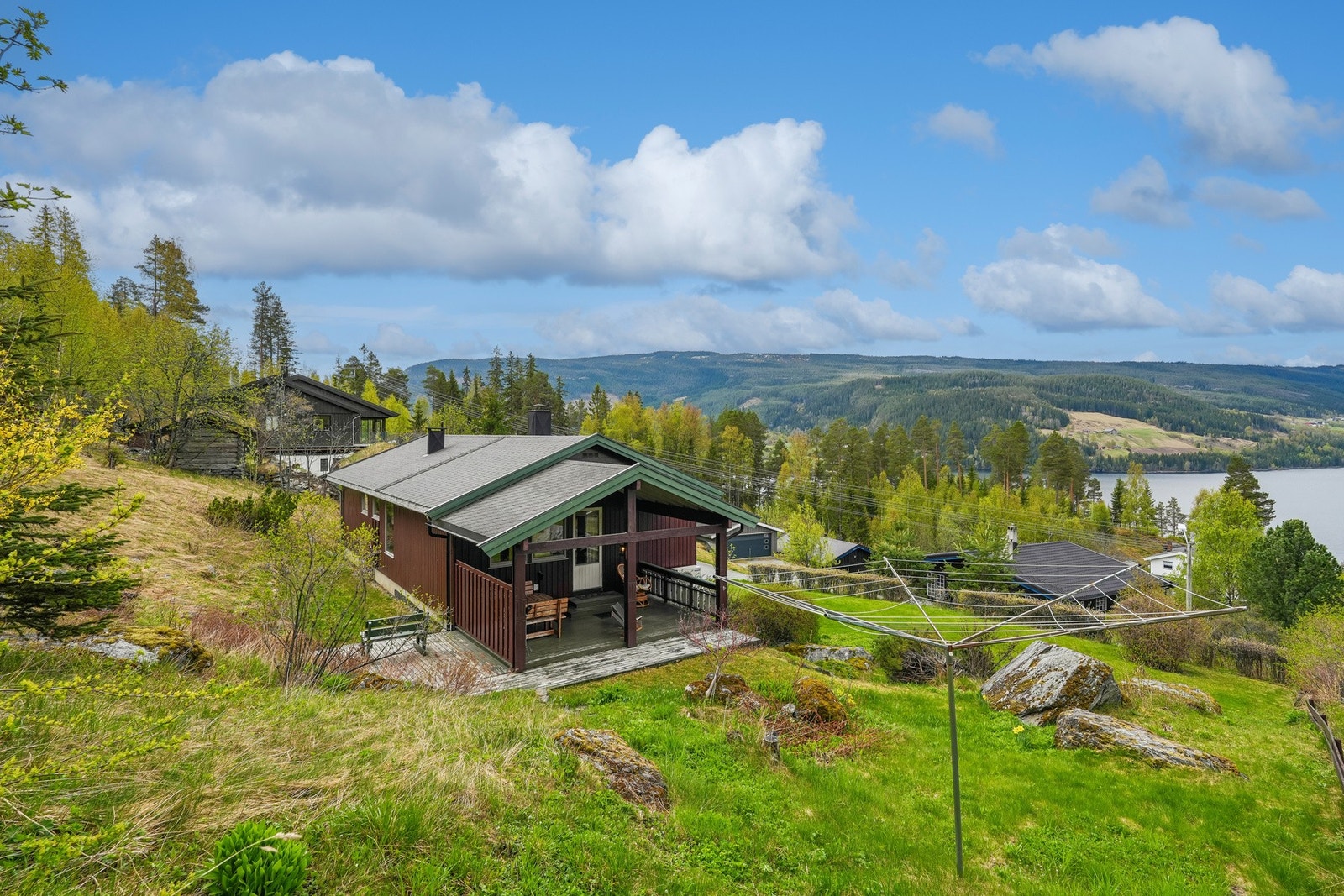 Platting i tilknytning til veranda byr på sol om morgenen, så her er det lett å se for seg deilige late sommerfrokoster utendørs. Galleribilde