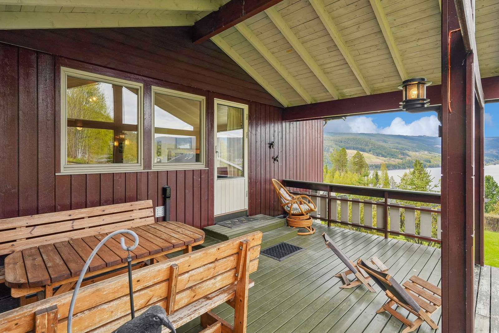 Verandaen har direkte adkomst videre til den hyggelige hagen. Galleribilde