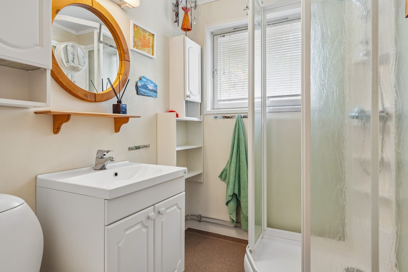 Badet i 1.etasje er fra byggeår og har behov for oppgradering. Galleribilde