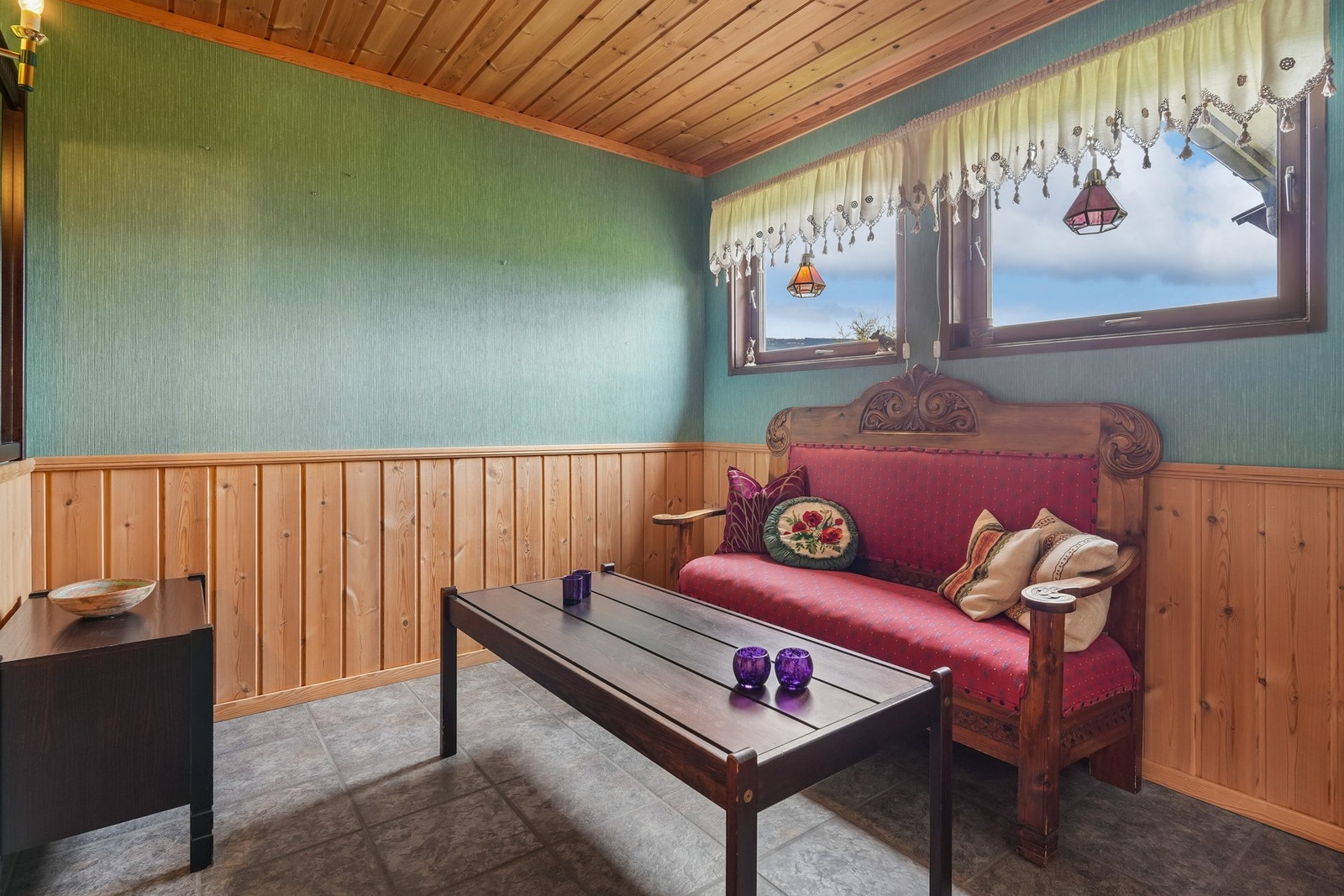 I tillegg er det i underetasjen et lite stuerom knyttet til gangen hvor det i dag er møblert med en liten sofa og bord. Galleribilde