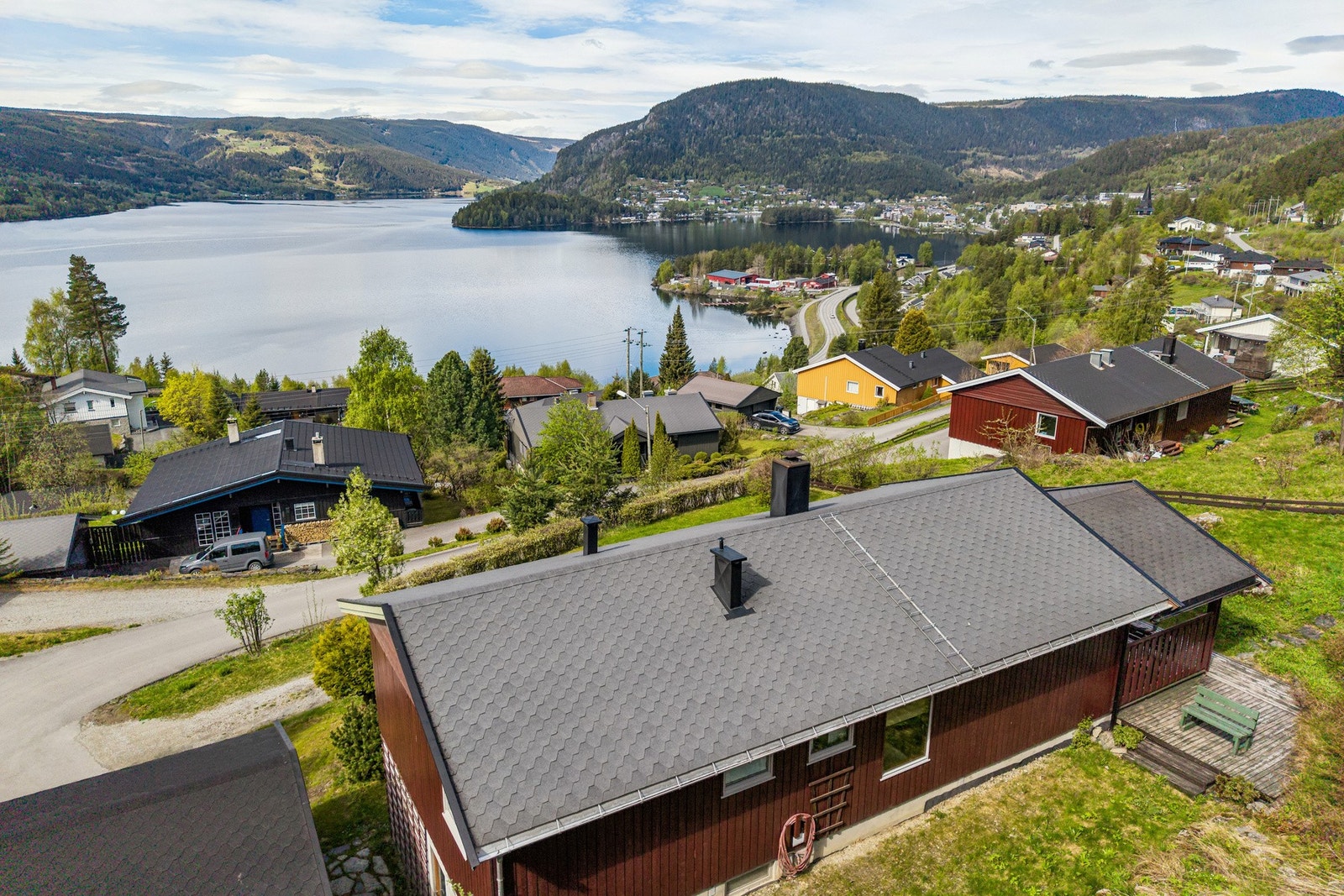 Eiendomsmegler Marit Nystuen presenterer Fejordvegen 25 på Fagernes - En hyggelig enebolig med attraktiv beliggenhet i et rolig og barnevennlig nabolag. Foto: EFKT v/Tor Solberg Galleribilde