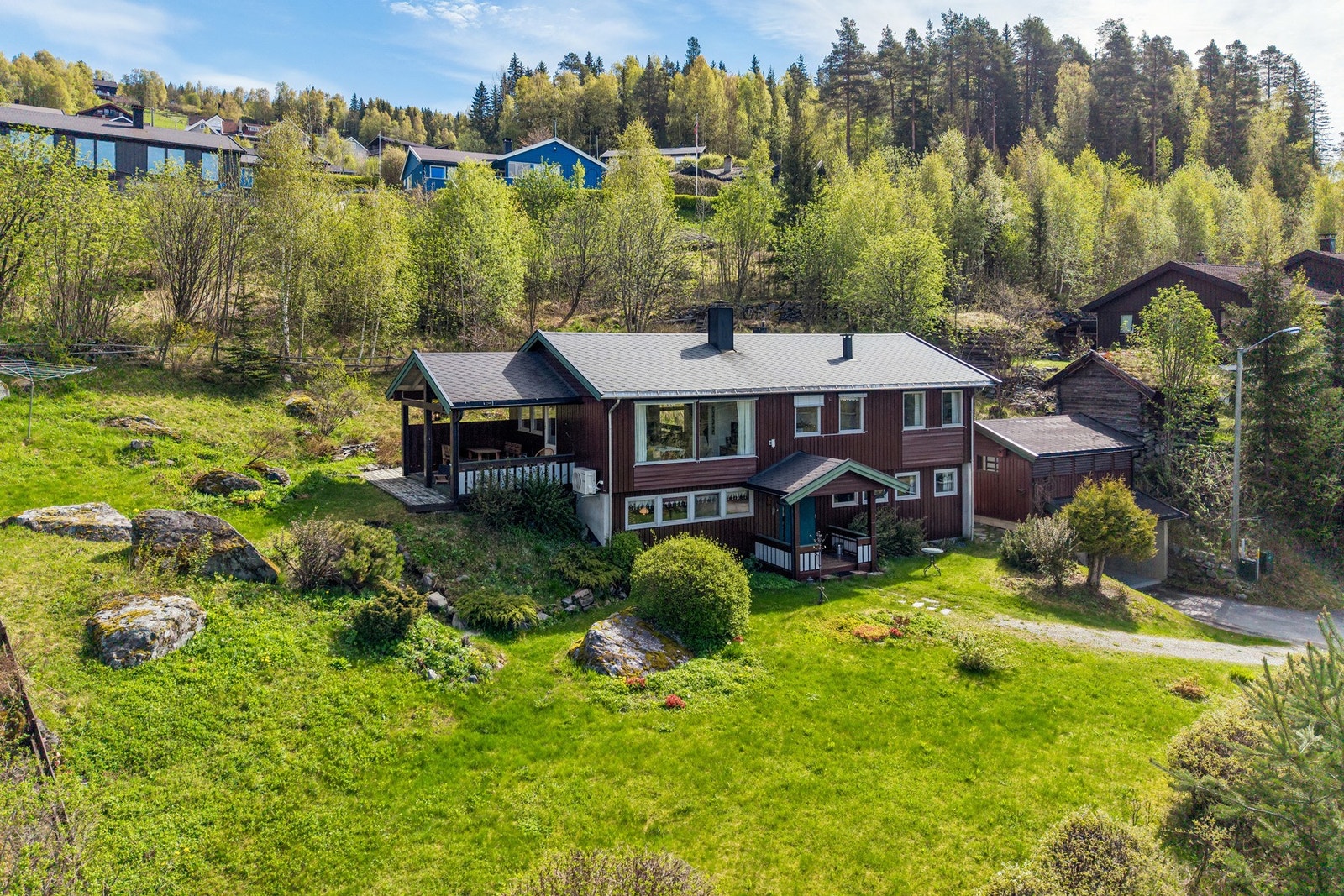 Hagen er romslig og trivelig, med platting for morgenkaffen og stor plen, perfekt for familieliv og gode minner. Galleribilde