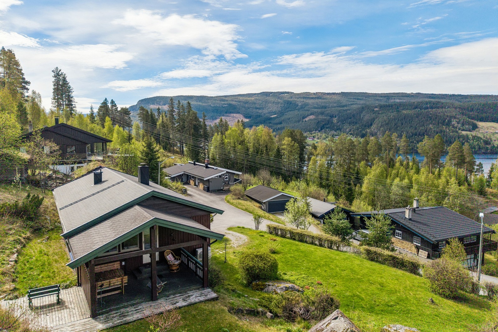 Eiendommen har fantastisk utsikt og gode solforhold Galleribilde