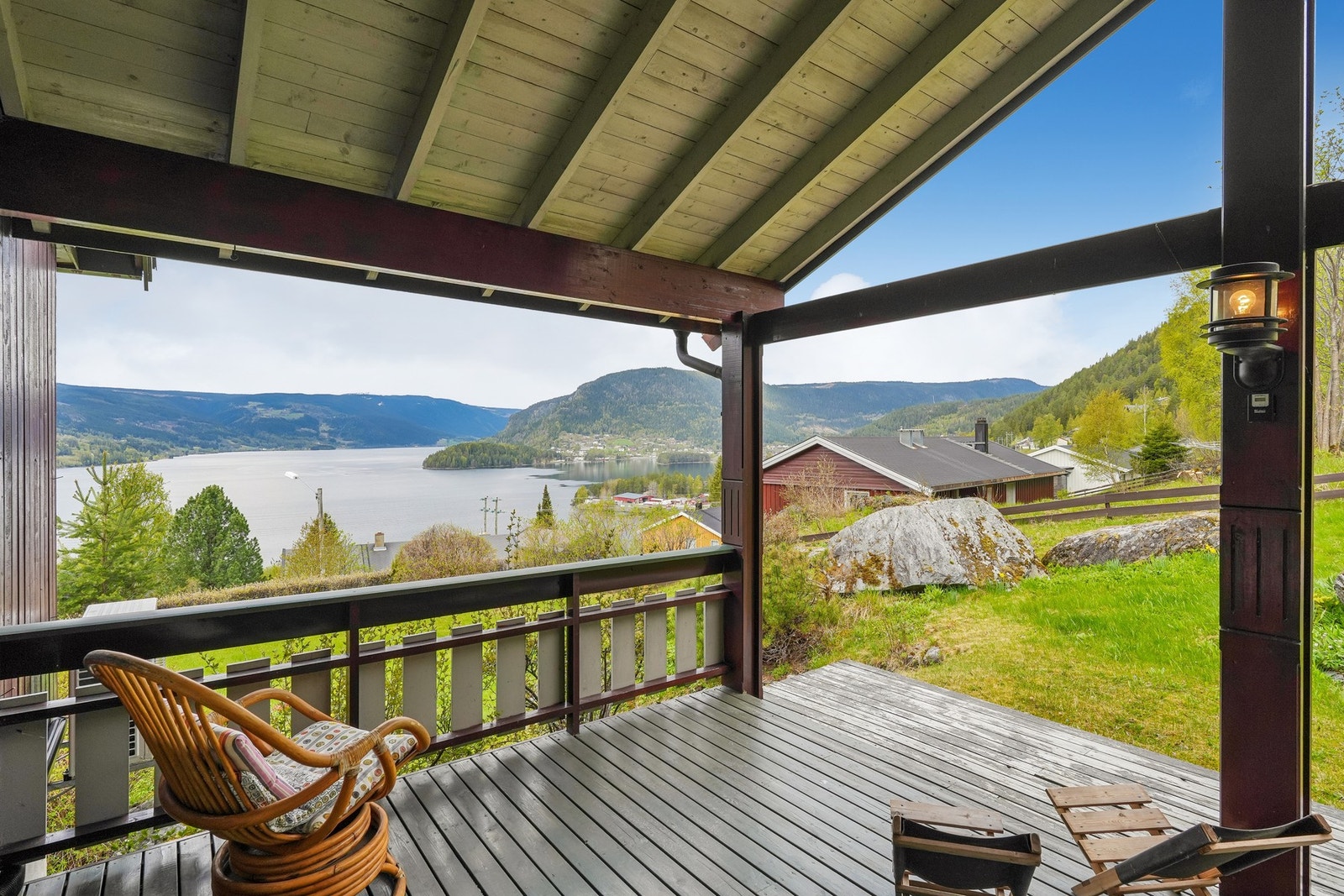 Fra stuen er det også utgang til overbygd veranda som har gode solforhold ettermiddag og kveld. Galleribilde
