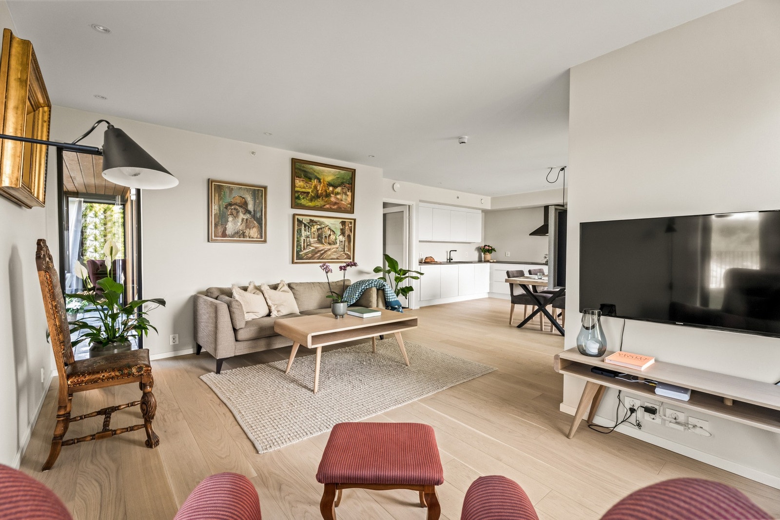 Stuegulvet har 1-stavs parkett, som står godt til veggflater malt i en dus grånyanse. Galleribilde