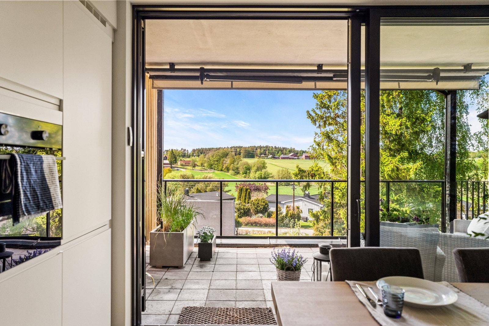 Fra stuen og begge soverommene er det utgang til en hellelagt og dels overbygd uteplass med direkte adkomst til hagen. Galleribilde