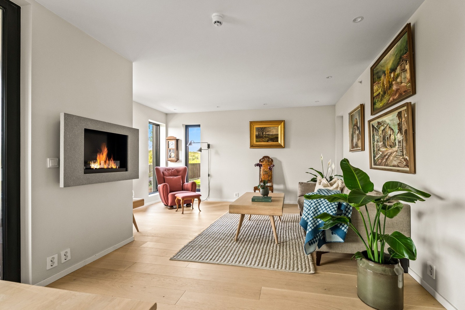Dagslyset i stuen suppleres ypperlig av downlights i himlingen. Galleribilde
