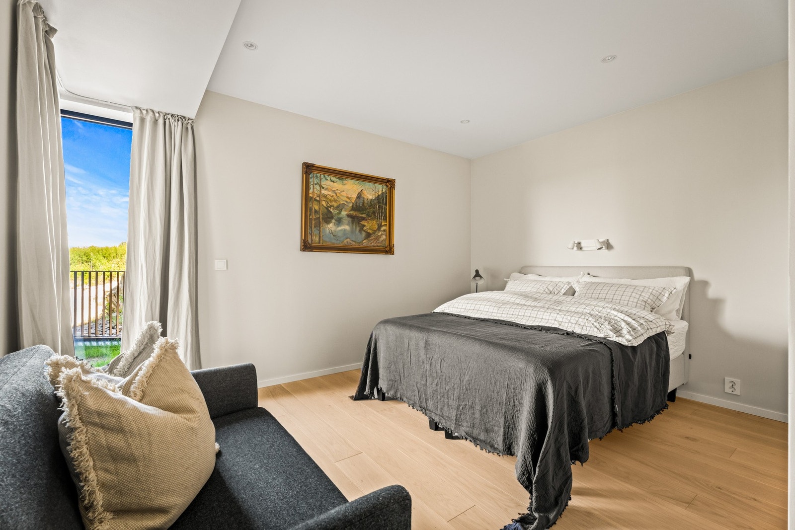 Hovedsoverommet er meget romslig; et avslappende tilholdssted med eget bad og walk-in closet. Galleribilde