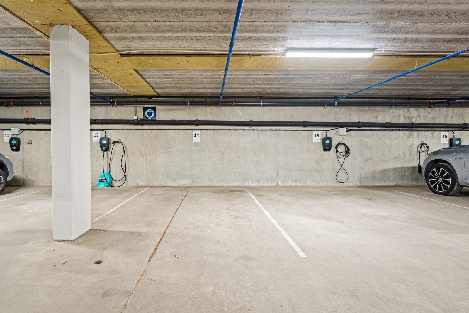 Med leiligheten følger parkering i felles garasjeanlegg med tilgang fra heis. Galleribilde