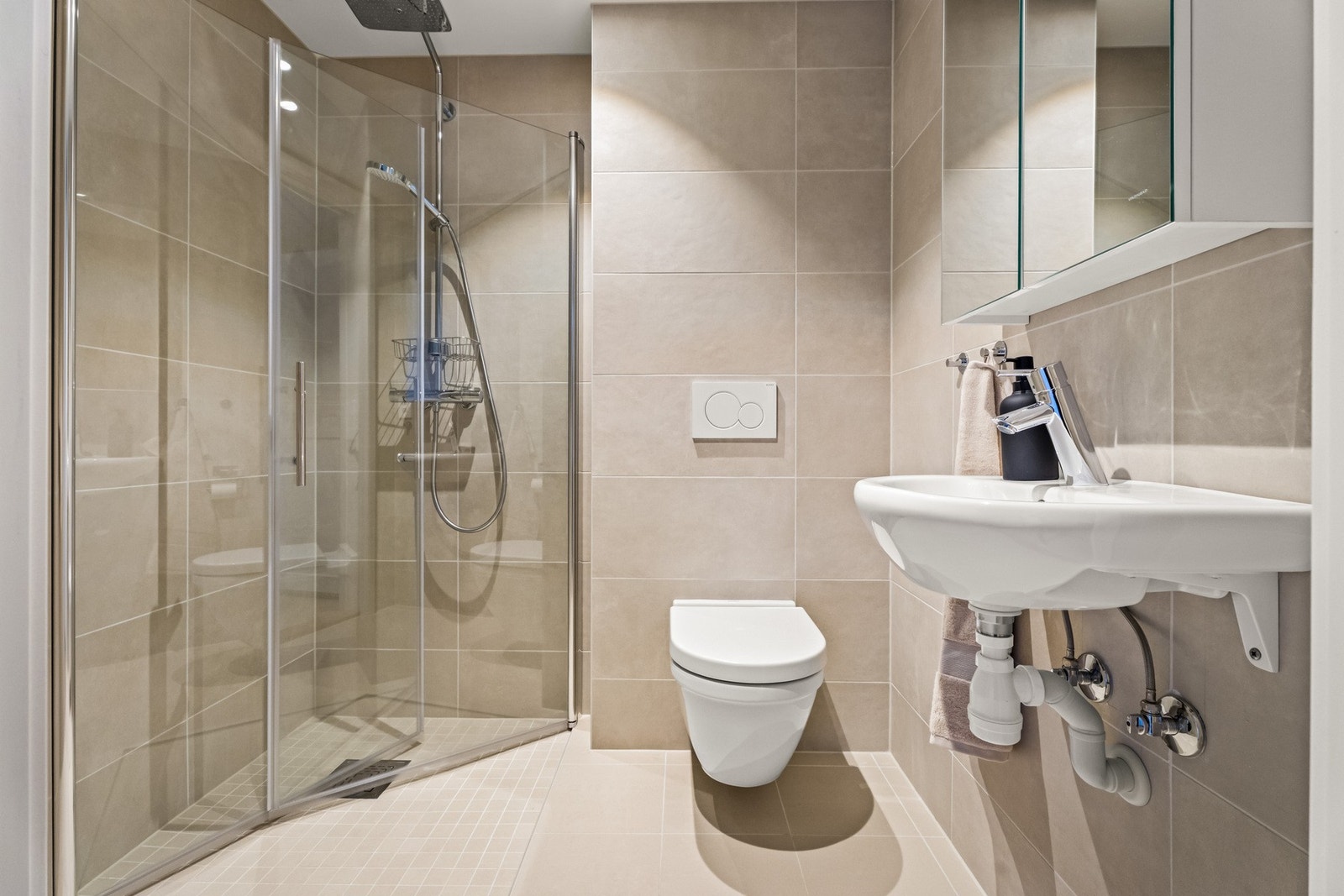 Dette badet i suiteløsning med hovedsoverommet og et innredet walk-in closet. Galleribilde