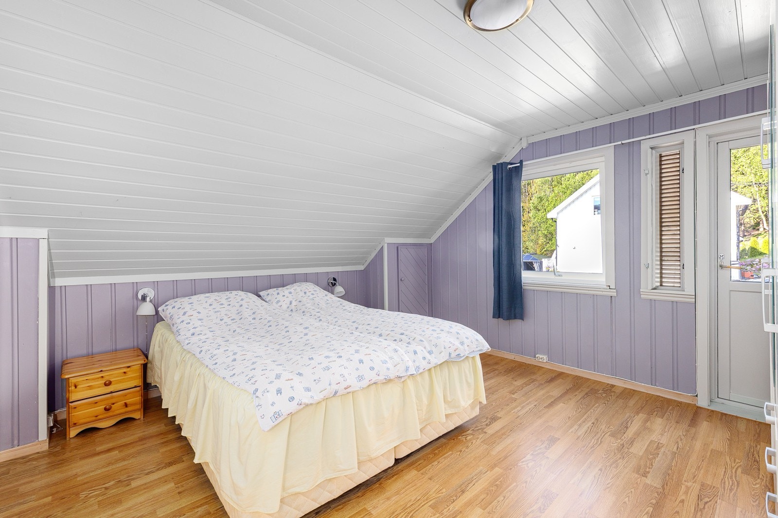Romslig hovedsoverom med panel på vegger og i tak, og laminat på gulvet. Galleribilde
