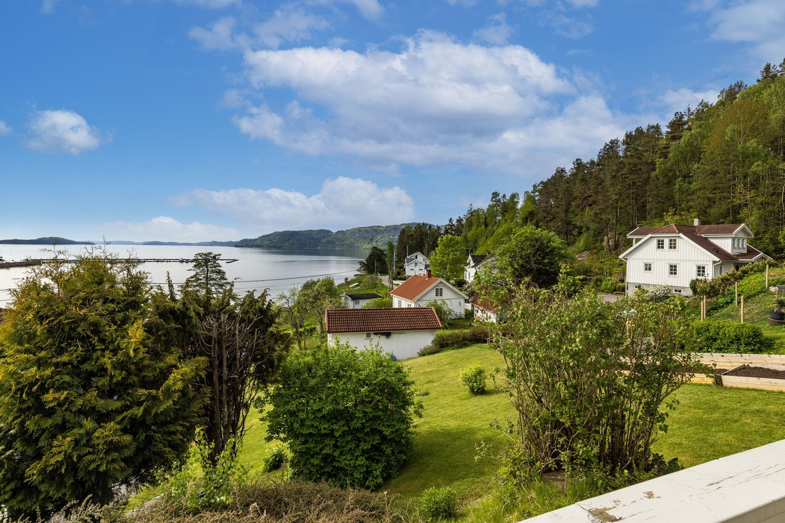 Utsikt over sjøen og et veletablert og grønt nabolag. Galleribilde