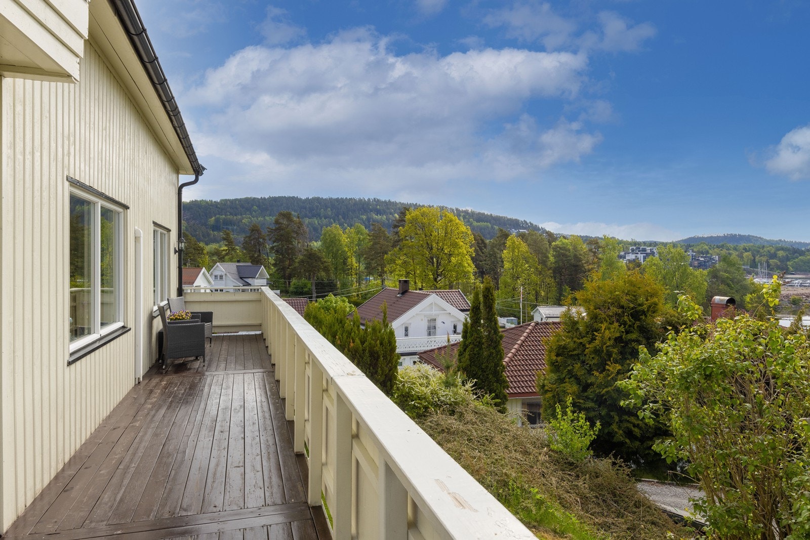 Terrassen er bygget i treverk og strekker seg langs deler av husets fasade. Galleribilde