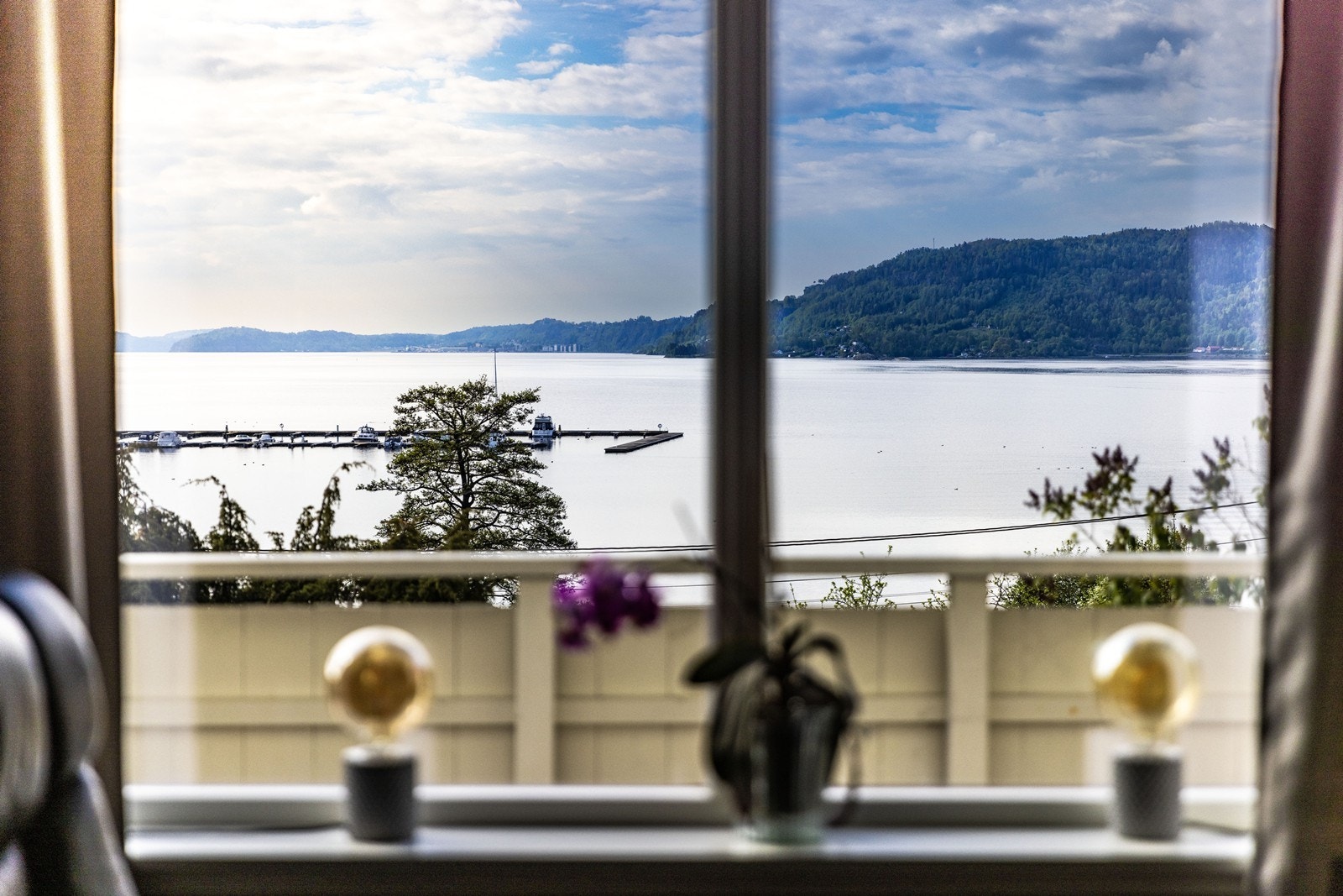 Fra sofakroken er det fin utsikt over fjorden og båthavnen. Galleribilde