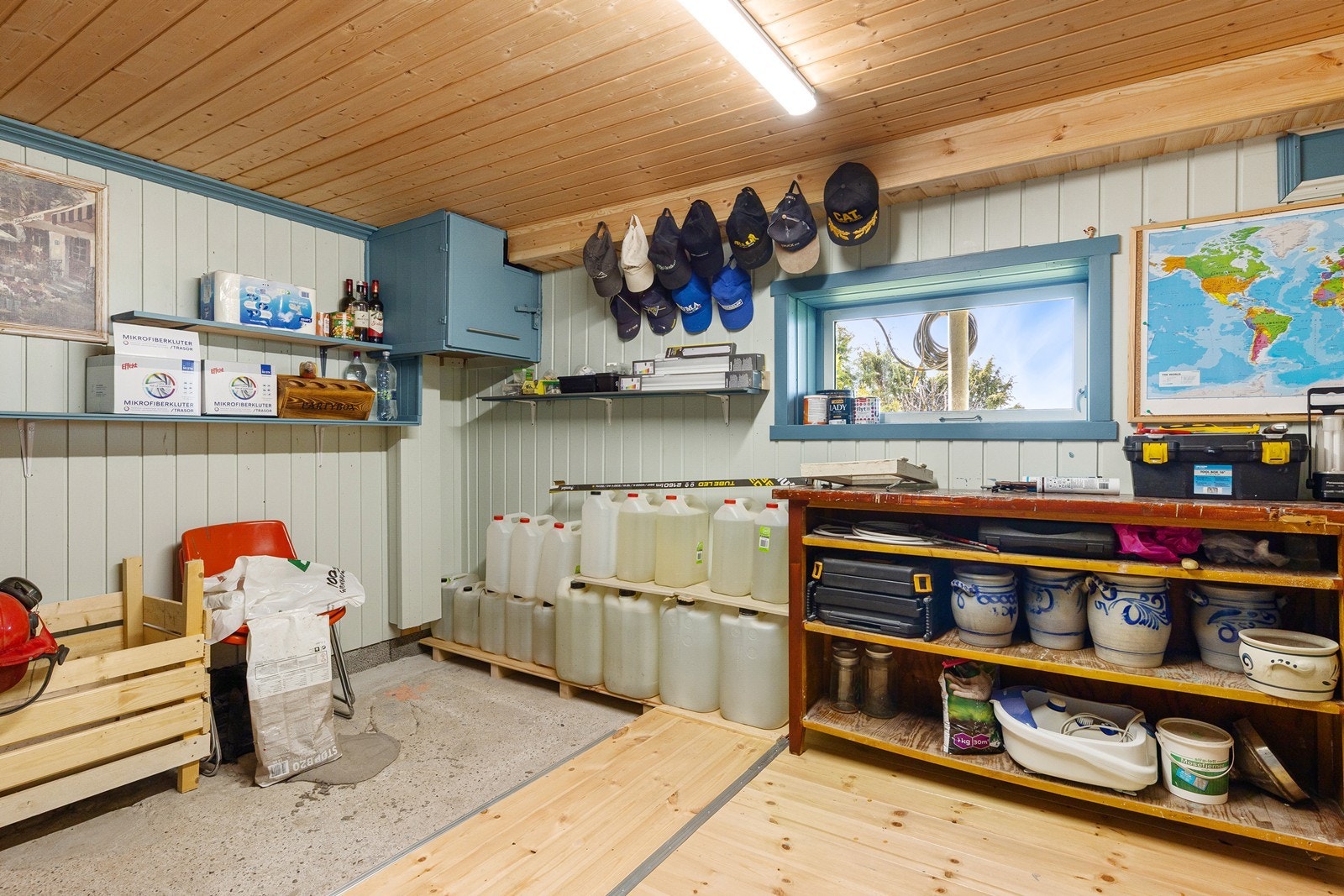I kjelleren finnes også et hobbyrom og boder med god lagringsplass. Galleribilde