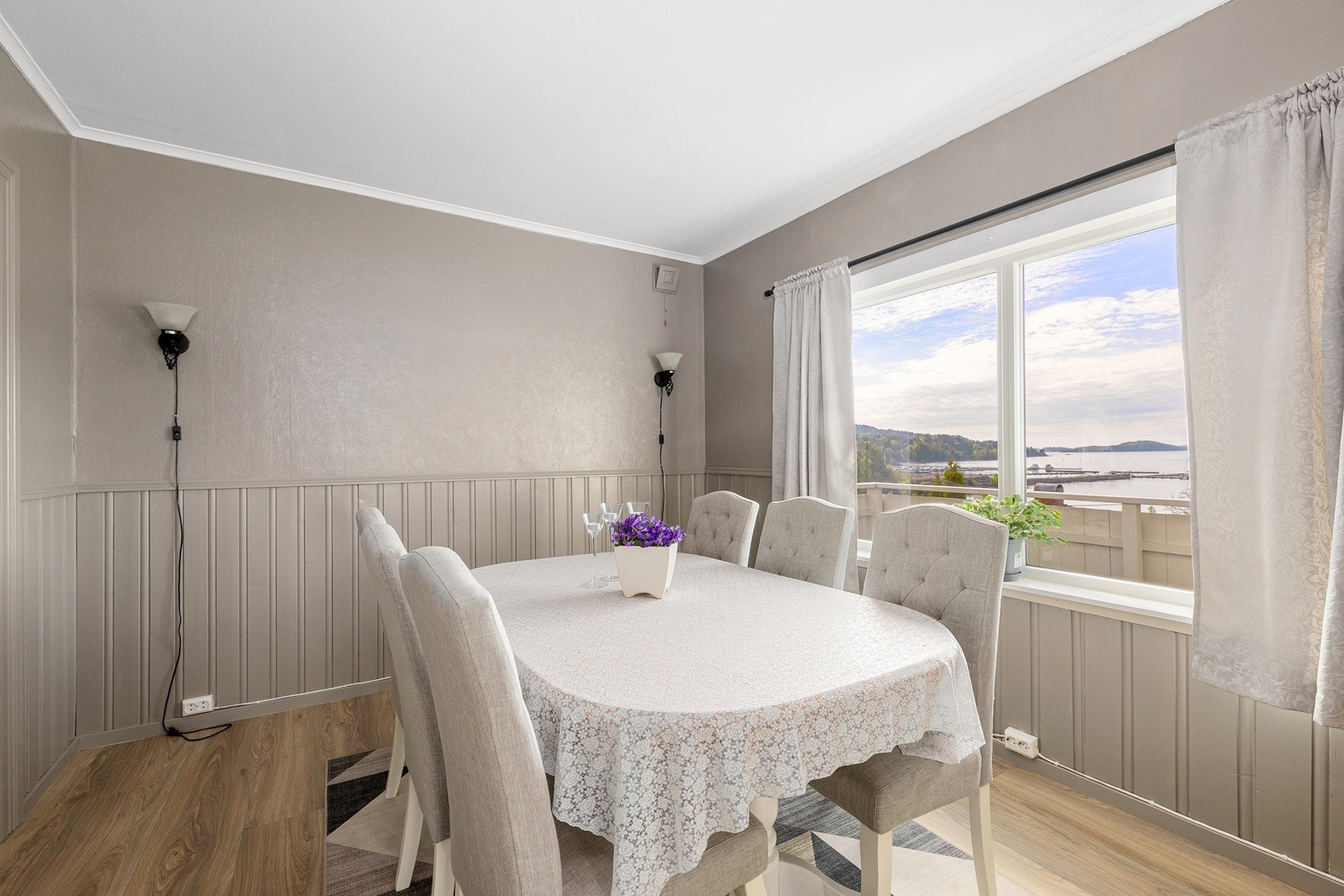 Vegger med en kombinasjon av brystningspanel og tapetserte plater gir rommet karakter. Galleribilde