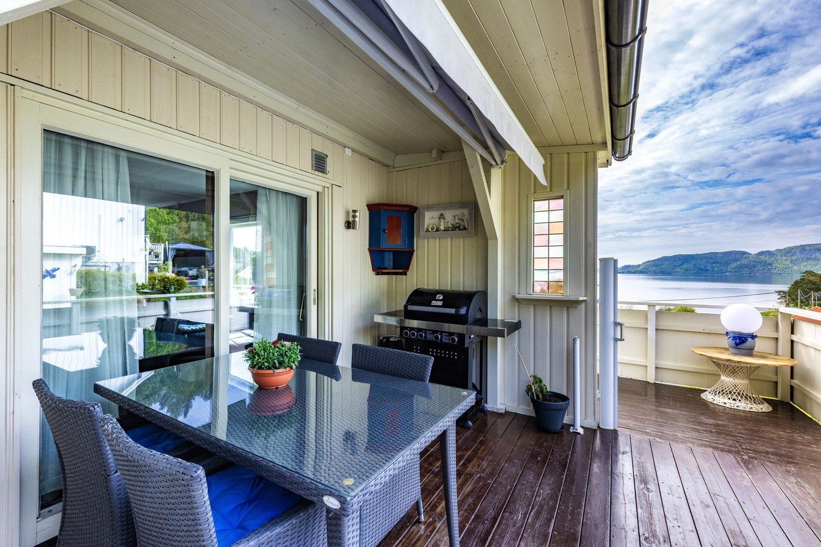 Terrassen har god plass til både spisebord og grill, og er delvis overbygget og med markise på den ene siden. Galleribilde