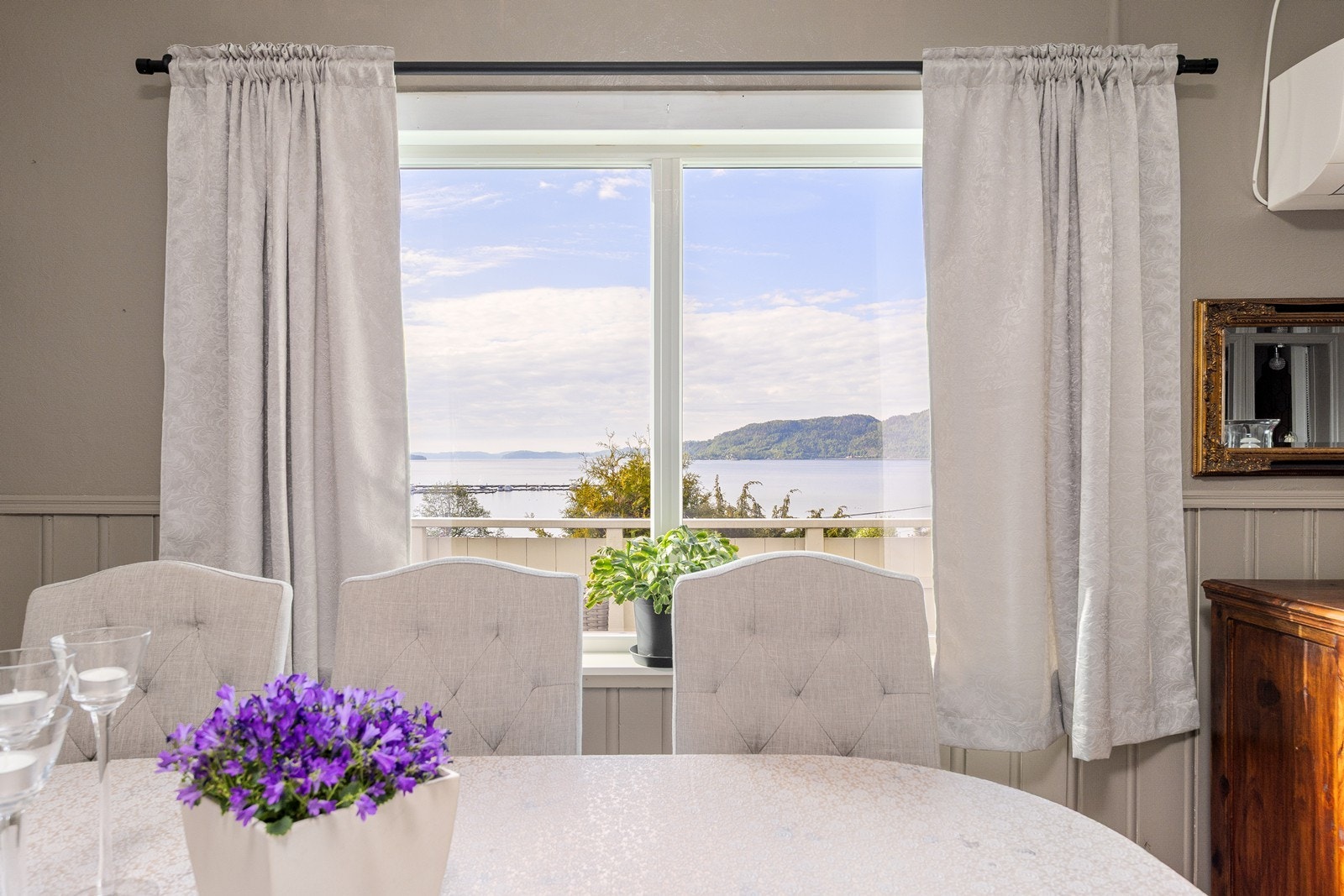 Også fra spiseplassen kan utsikten over fjorden nytes. Galleribilde