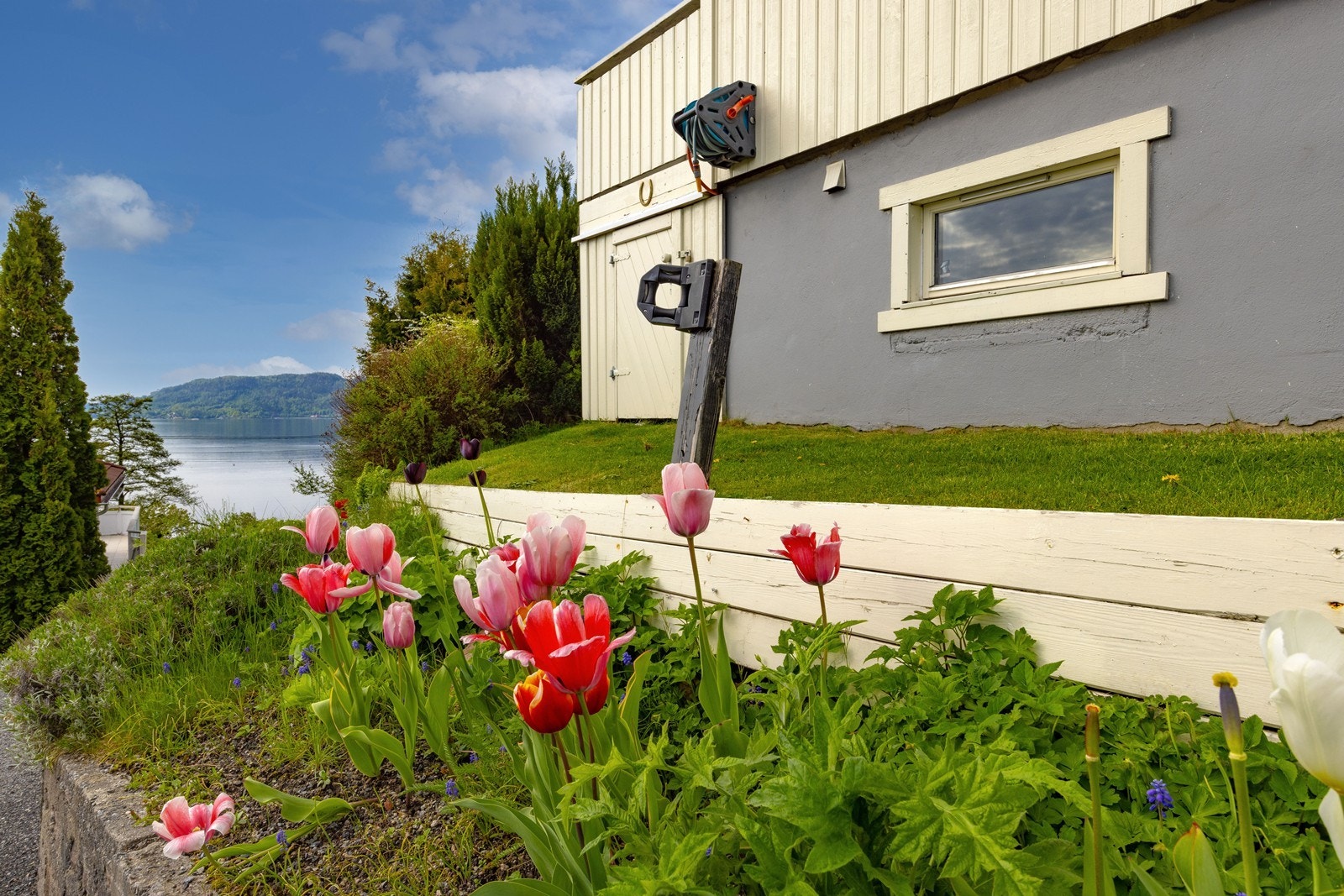 Eiendommen har en pent opparbeidet tomt med plen og beplantning. Galleribilde
