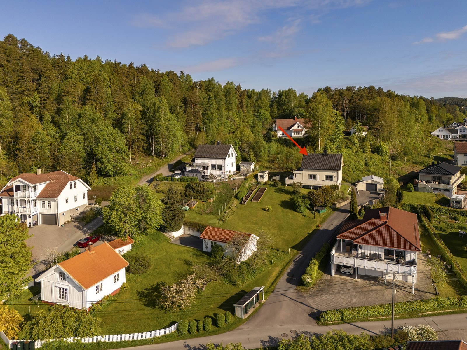 Eiendommen ligger i et etablert boligområde med nærhet til både skog, mark og sjøen, og har gode turmuligheter rett utenfor døren. Galleribilde