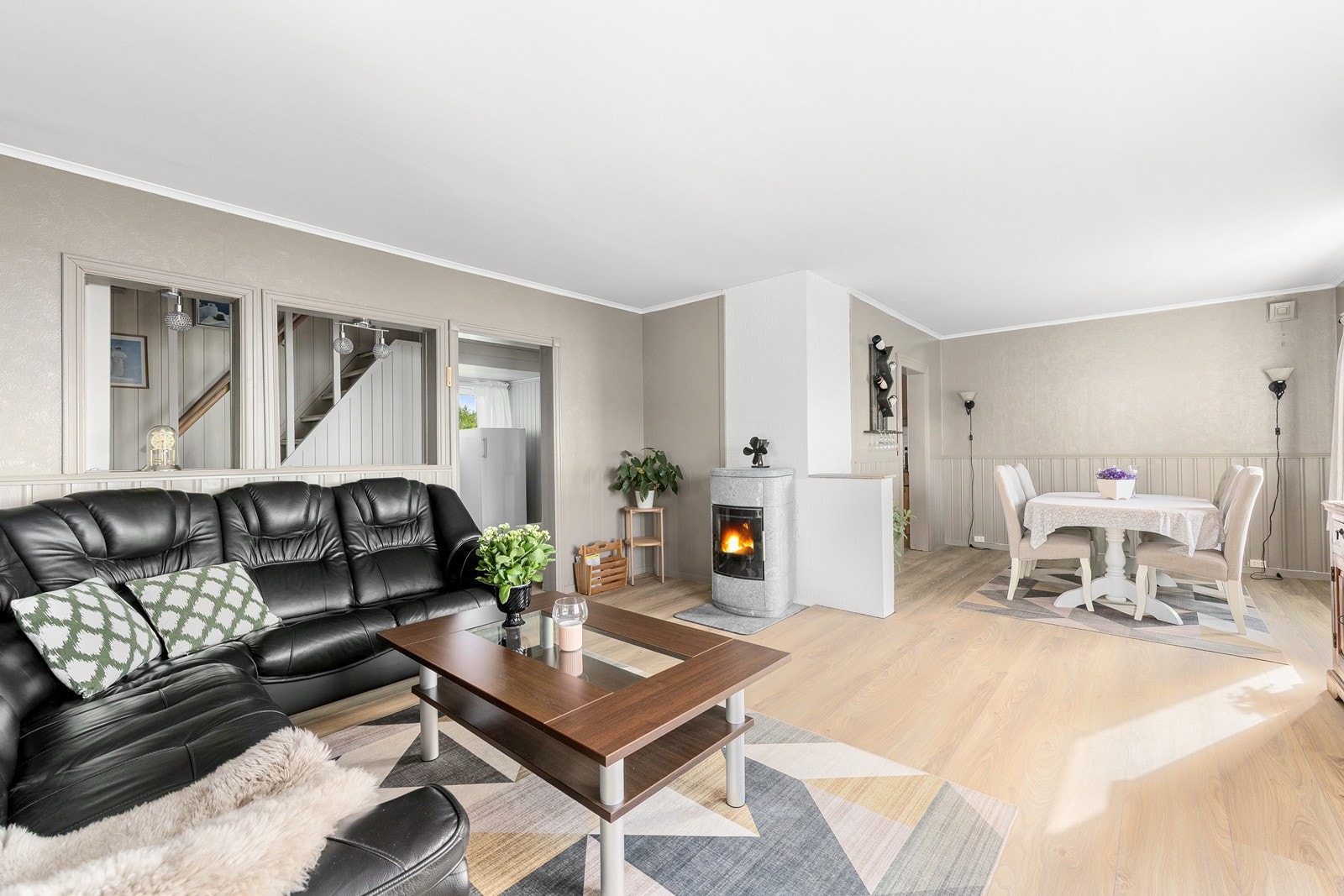 Den romslige stuen gir fleksibilitet for møblering med både sofagruppe og spiseplass. Galleribilde