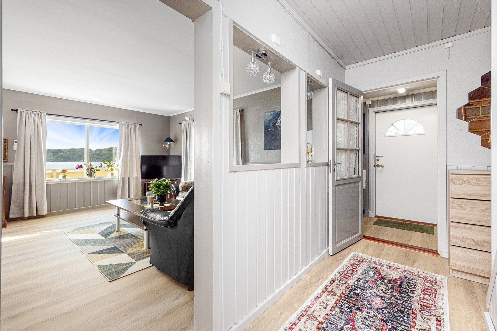 Fra gangen åpner boligen seg opp mot stuen. Galleribilde