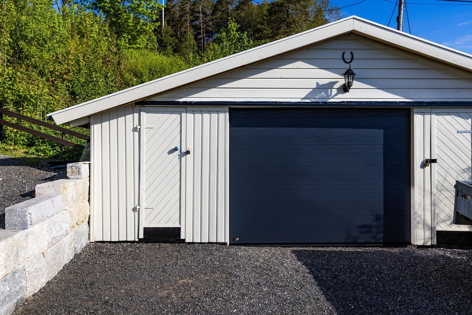 Parkering i egen garasje som er utstyrt med en leddport med automatisk åpner, noe som forenkler hverdagen. Galleribilde