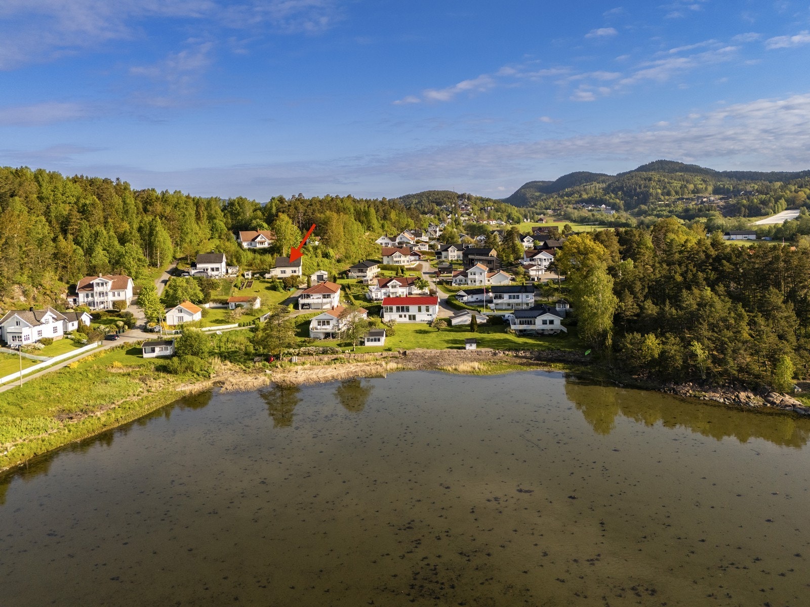 Fra eiendommen er det gangavstand ned til populære badeplasser og til dagligvarebutikker som Kiwi og Coop Extra. Galleribilde