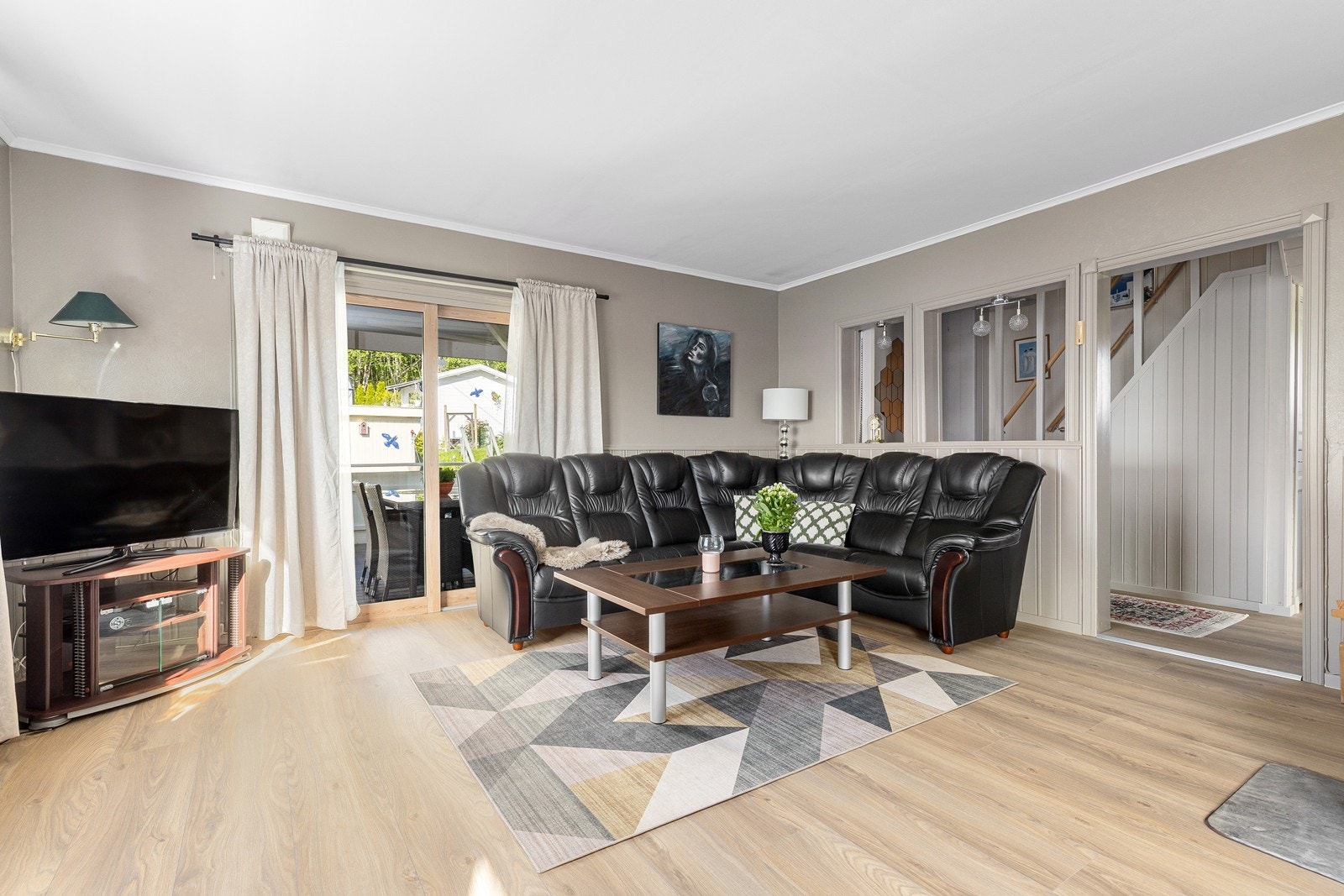 Fra stuen er det direkte utgang til en stor terrasse via en terrassedør. Galleribilde