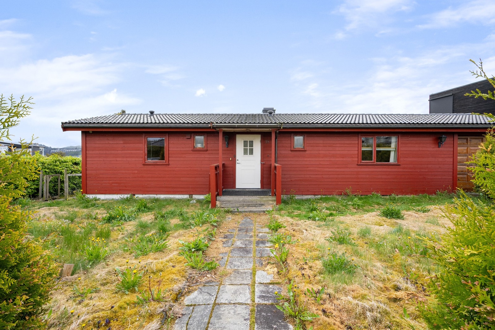 Eneboligen ligger fint til på romslig tomt Galleribilde