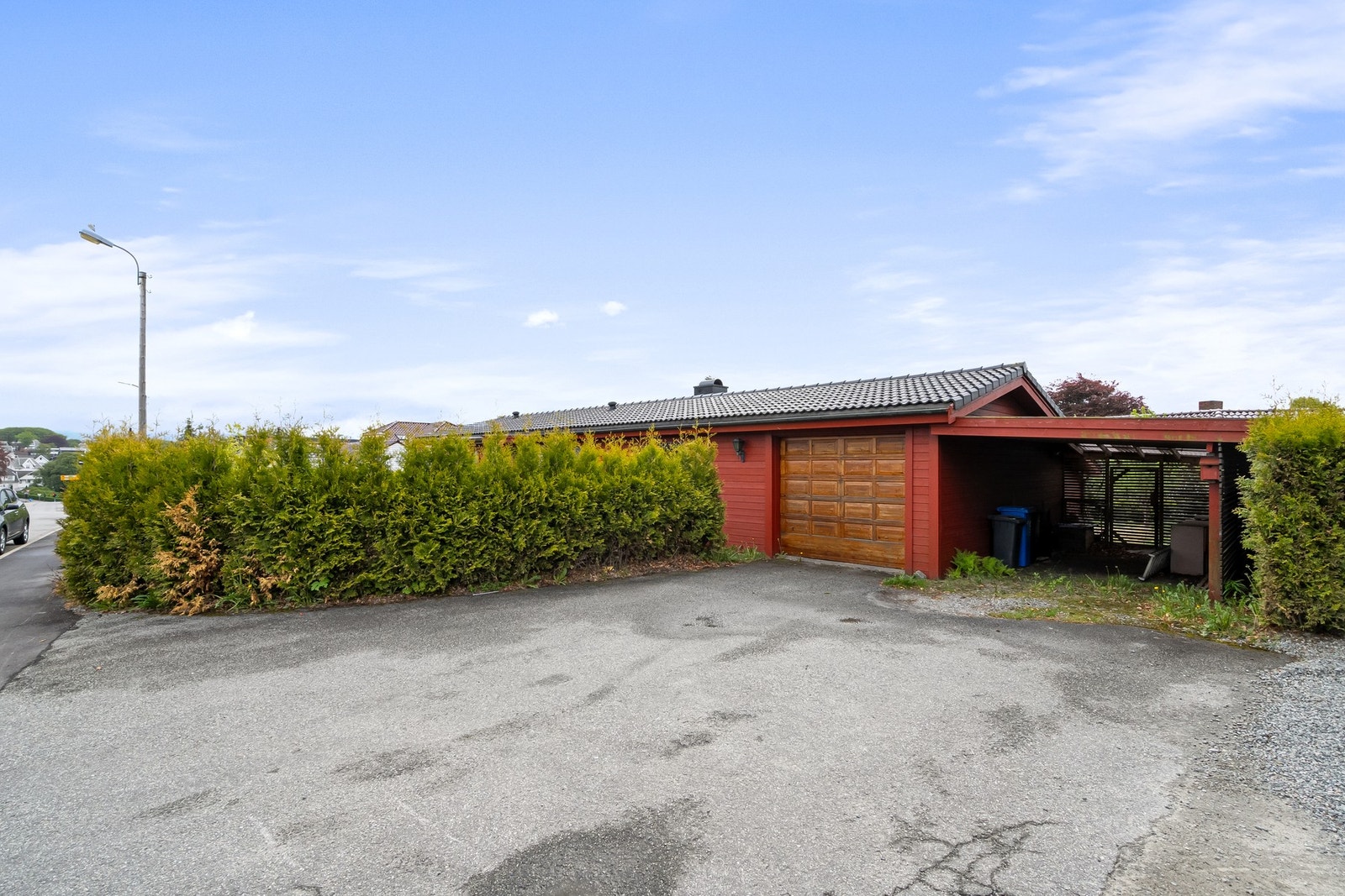 Carport og gode parkeringsmuligheter på egen tomt Galleribilde