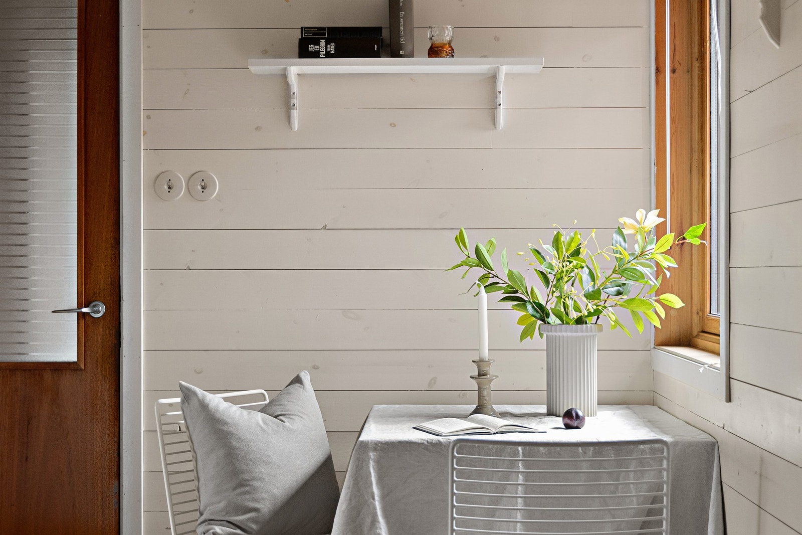 Lys stue med god plass til sofagruppe og sosiale soner Galleribilde