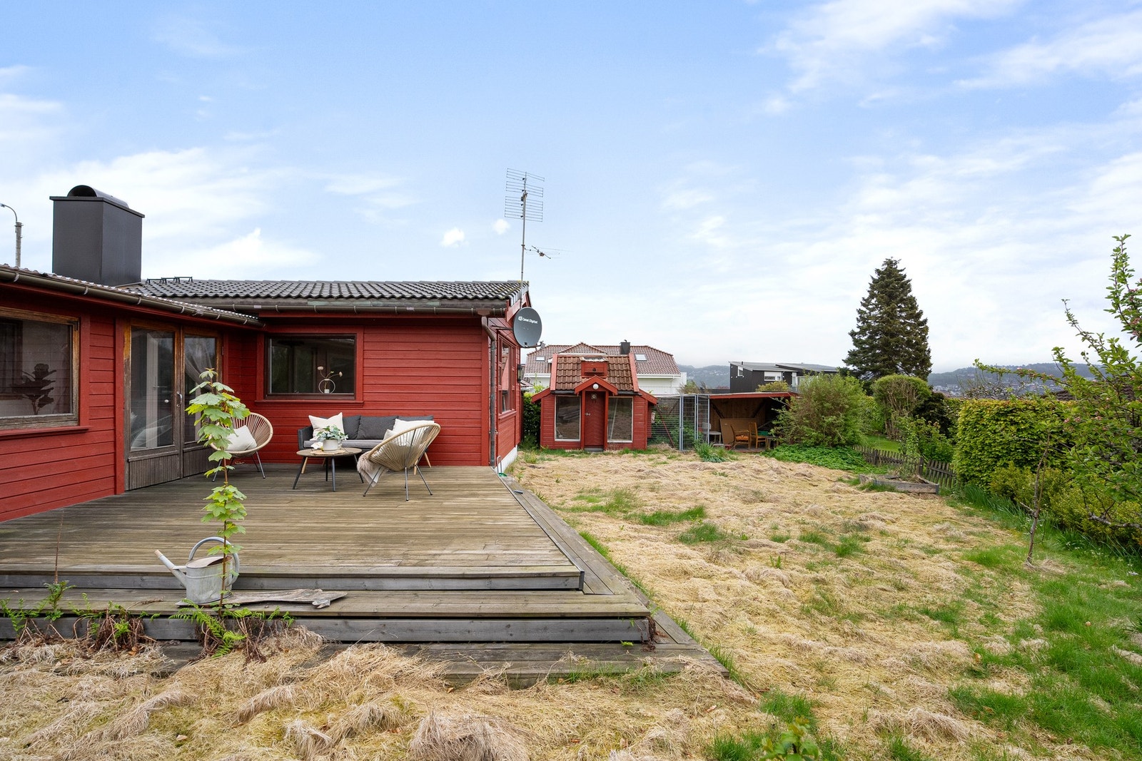 Solrik terrasse og hage med god plass til lek og uteaktiviteter Galleribilde
