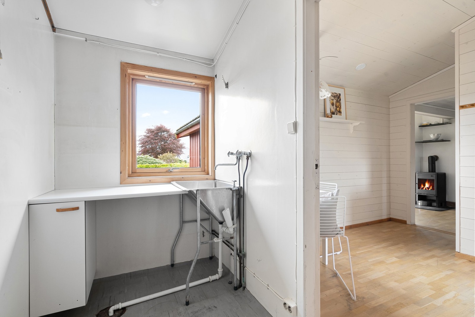 Praktisk vaskerom/bi-inngang med gode bruksmuligheter Galleribilde