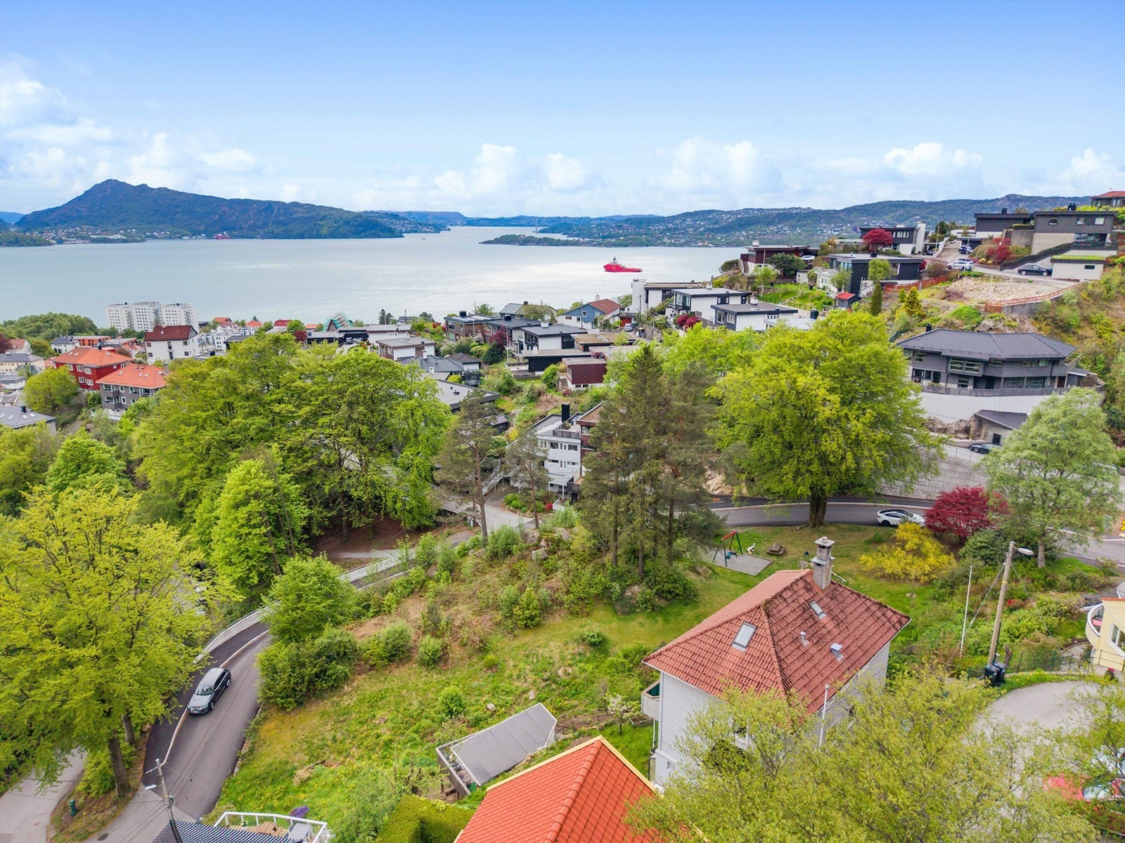 Kun 4 minutter å gå til nærmeste barnehage og 12 minutter til Hellen barneskole. Galleribilde
