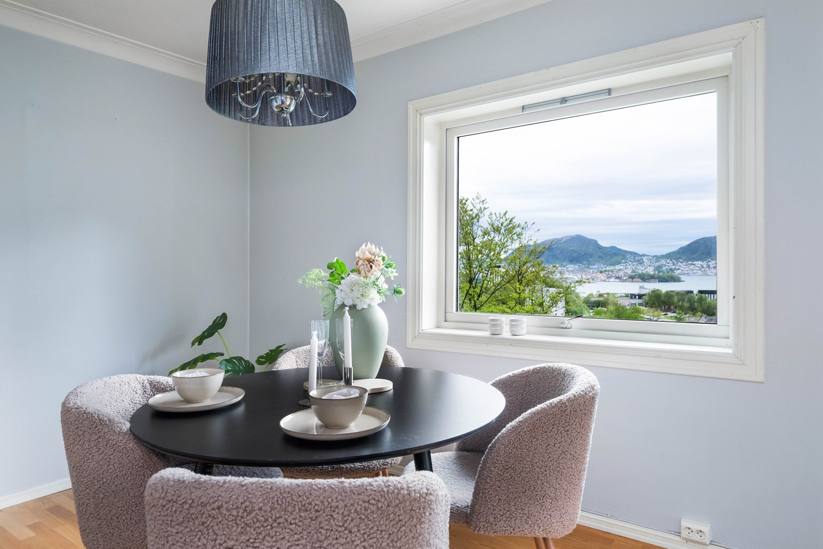 Store vindusflater slipper inn dagslys og rammer inn utsikten. Galleribilde