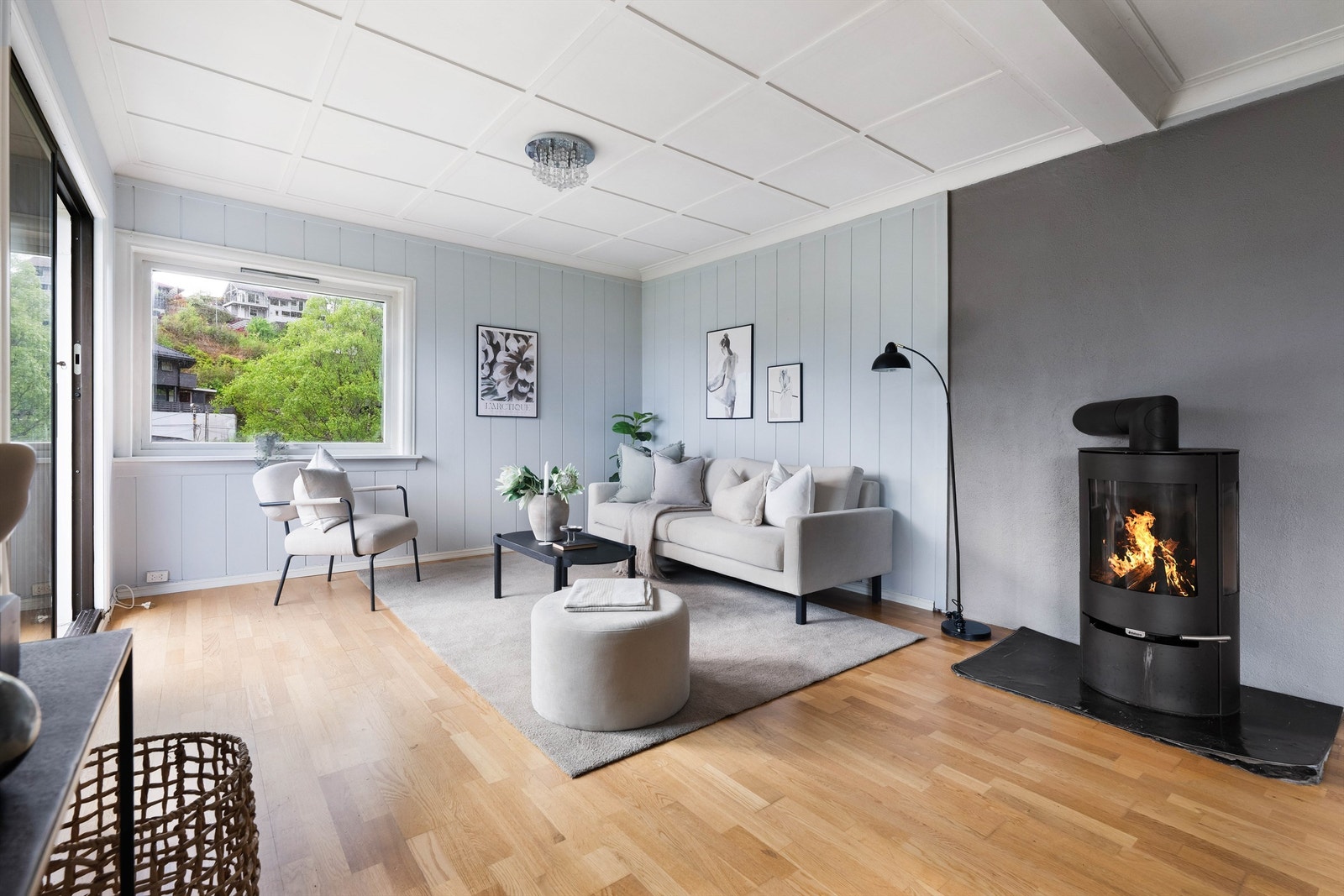 En peisovn med glassdør gir ekstra varme og hygge i stuen. Galleribilde