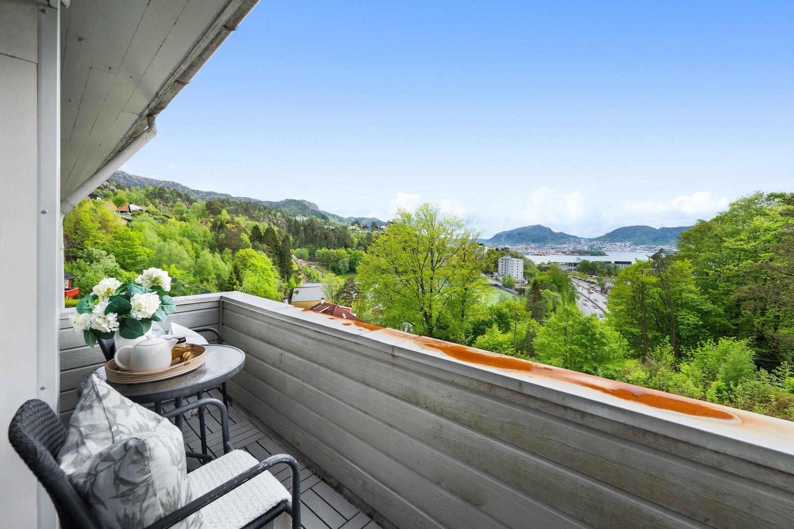 Fra den sørvestvendte balkongen har du en vidstrakt utsikt mot deler av sentrum, Byfjorden, hele Laksevågsiden og videre mot Askøy.
Foto: Mats Lie Galleribilde