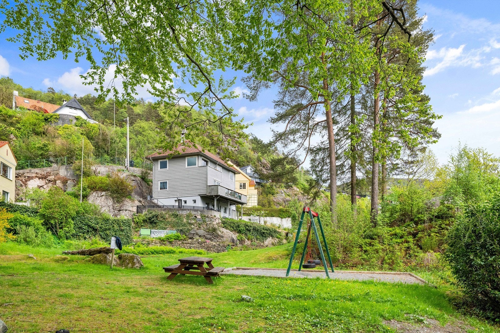 I nærområdet finnes lekeplasser og fine grøntområder, og dette området tilhører Bergen kommune. Galleribilde