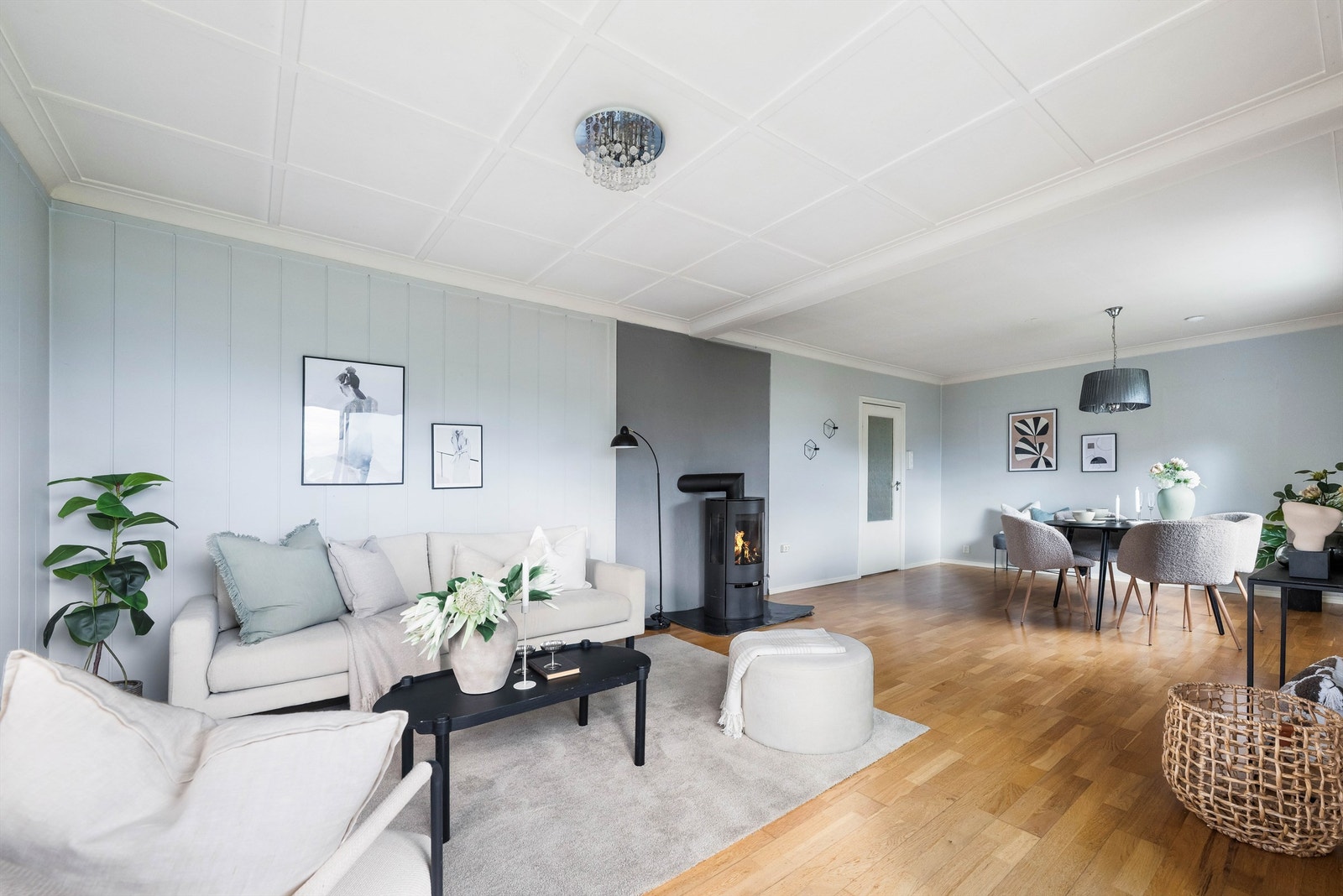 Stuen er romslig og gir god plass til både sofagruppe og spisebord. Galleribilde
