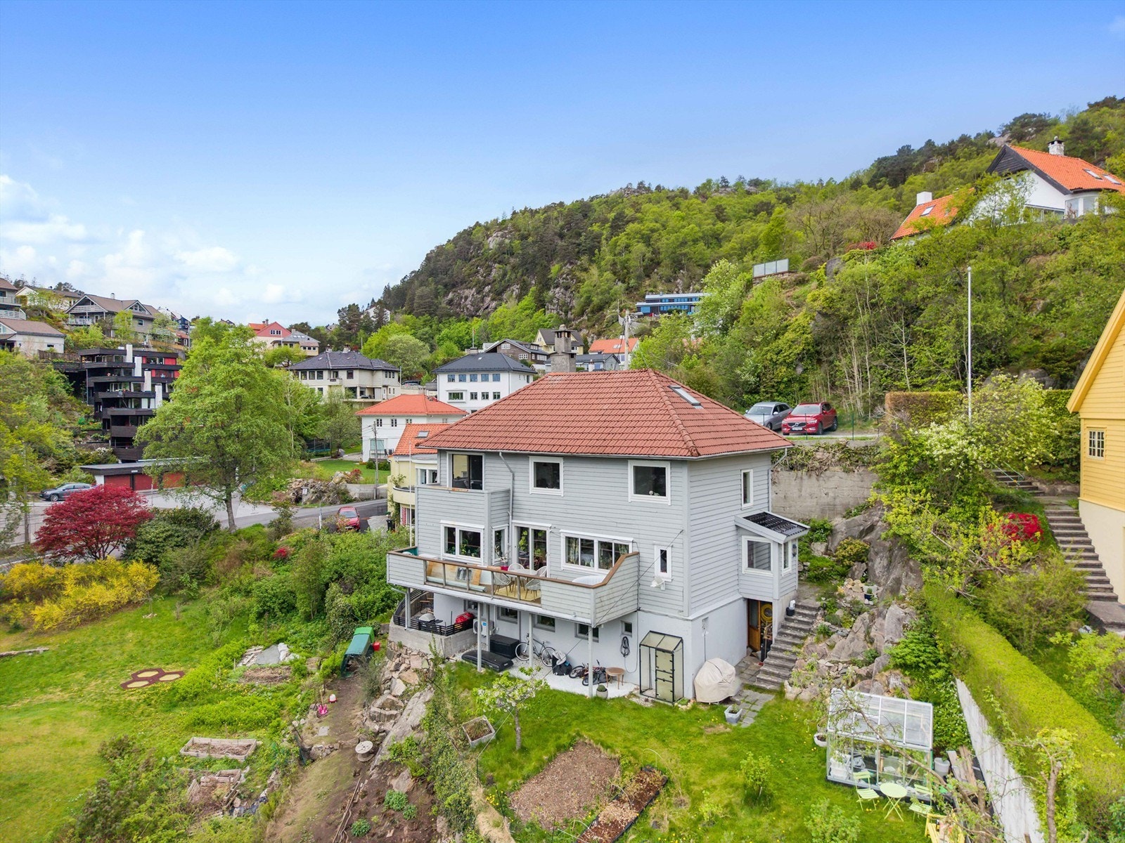 Eiendommen ligger i grønne omgivelser med tilgang til sameiets fine felles hage og uteplass. Galleribilde