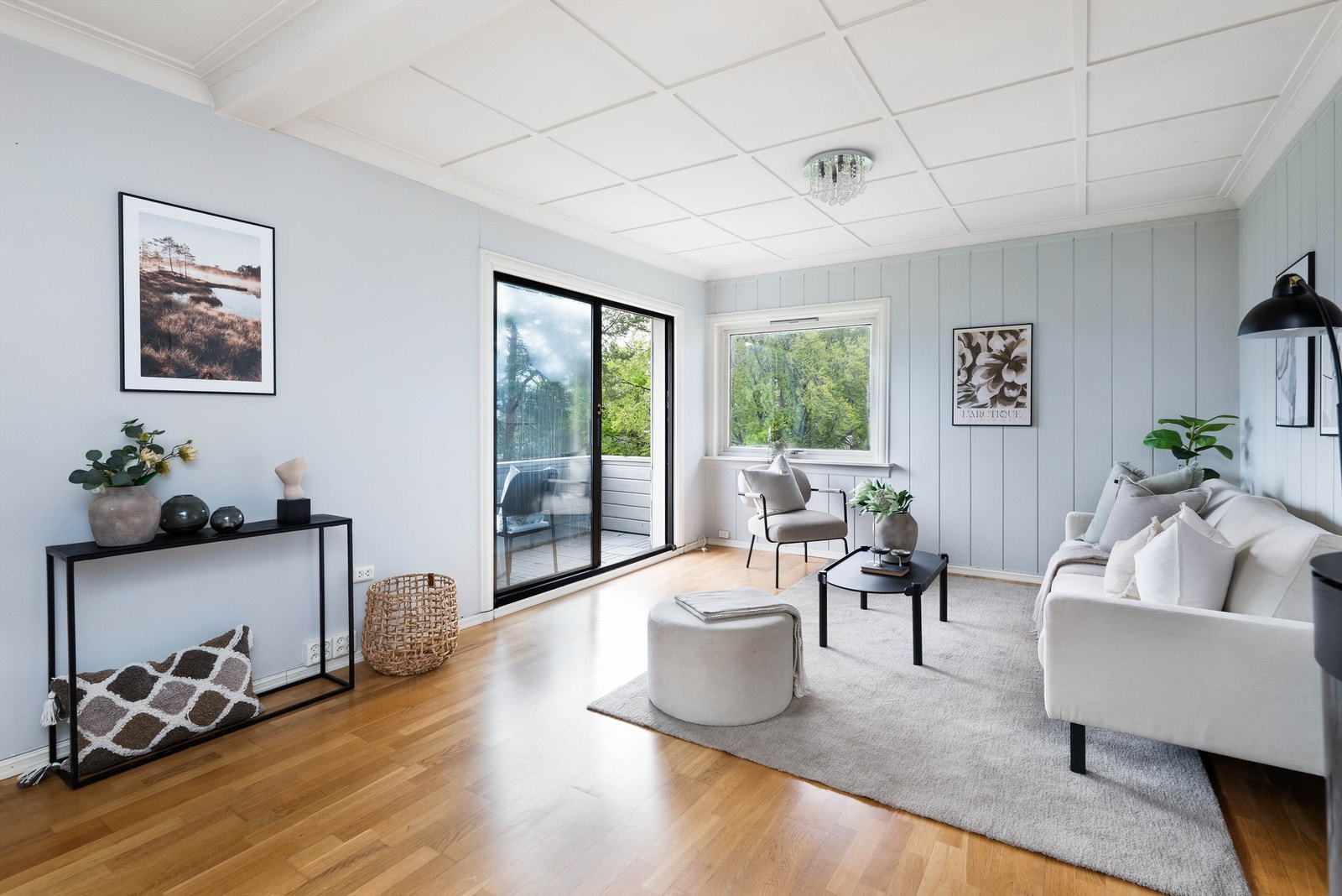 Fra stuen er det direkte utgang til den sørvestvendte balkongen. Galleribilde