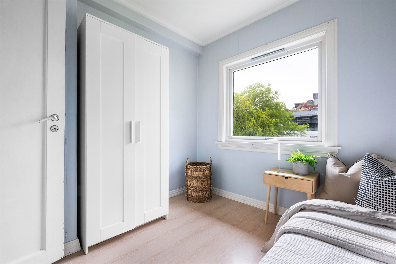 Soverommet har laminat på gulvet og malte veggflater. Galleribilde