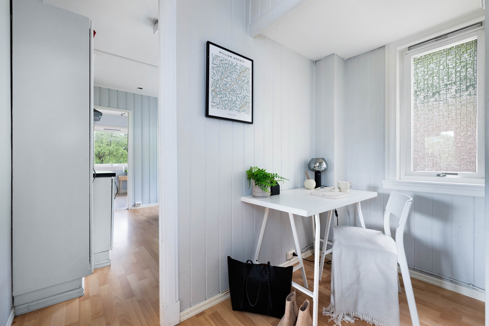 I tilknytning til entréen er det en praktisk nisje, egnet for en liten arbeidsplass. Galleribilde