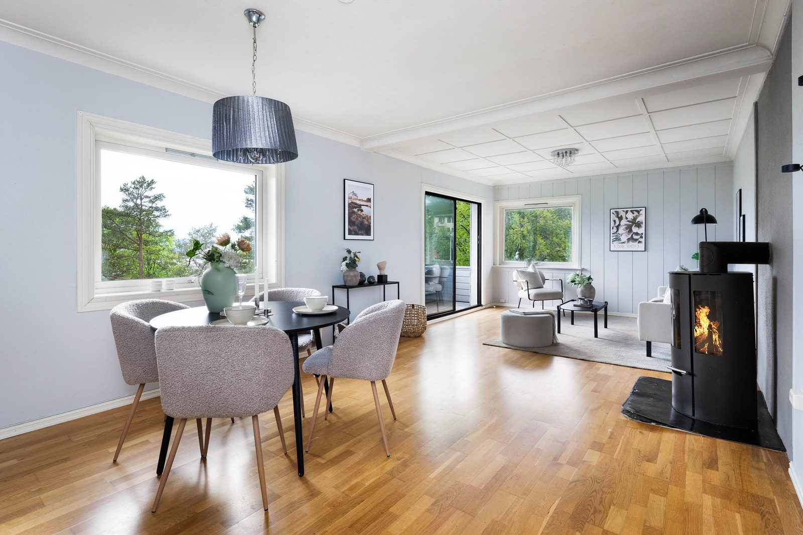 Spiseplassen er naturlig plassert ved vinduet, med utsikt mot Byfjorden. Galleribilde