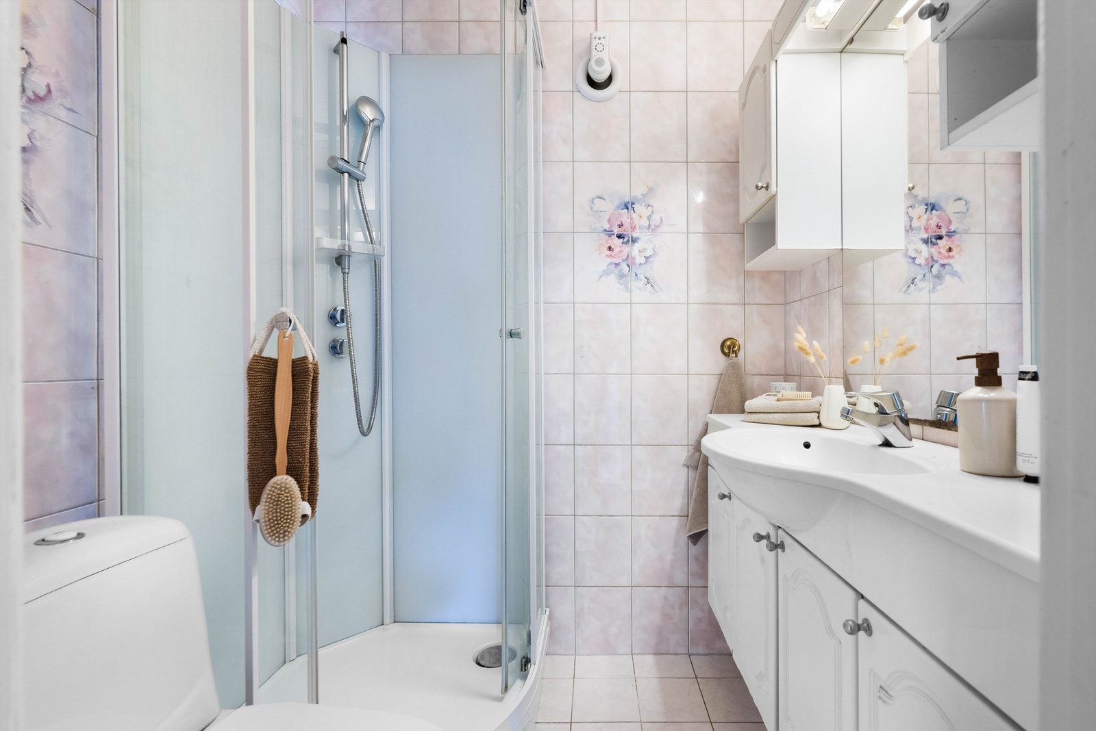 Badet er utstyrt med dusjkabinett, wc, servantinnredning og gulvvarme. Galleribilde
