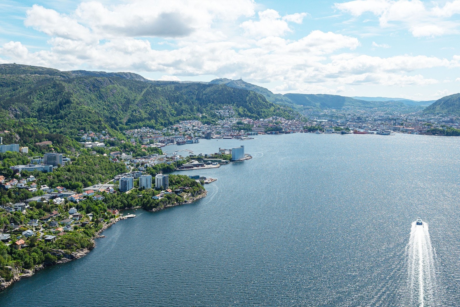 Fra eiendommen er det kun en kort kjøretur til Bergen sentrum og alle byens fasiliteter. Galleribilde